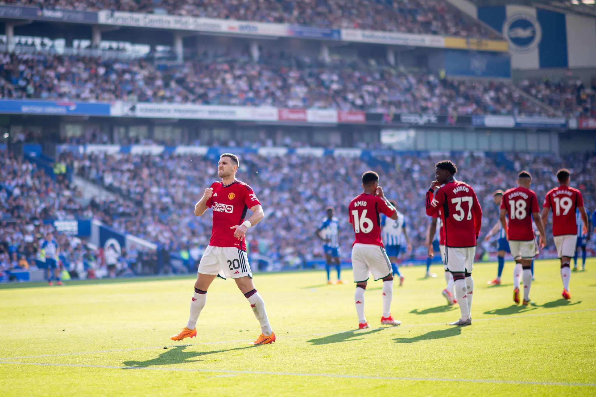 向曼联递上 向曼联递上